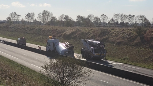 Un camion-citerne se couche sur l'A28 dans l'Eure